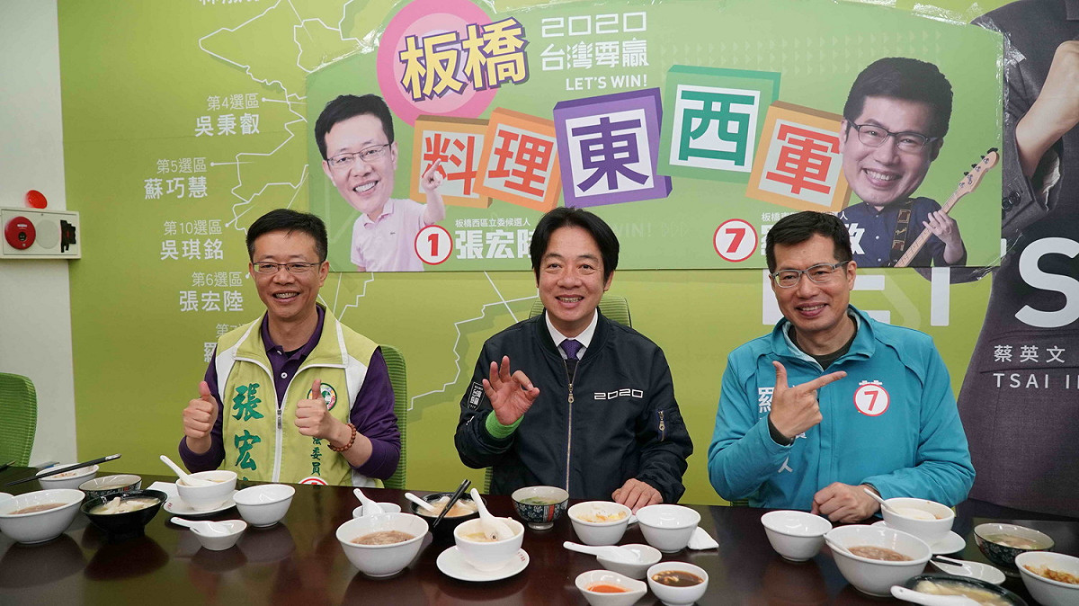 賴清德中午與立委羅致政及張宏陸，一起進行「板橋料理東西軍」美食直播。 圖：羅致政競選總部提供