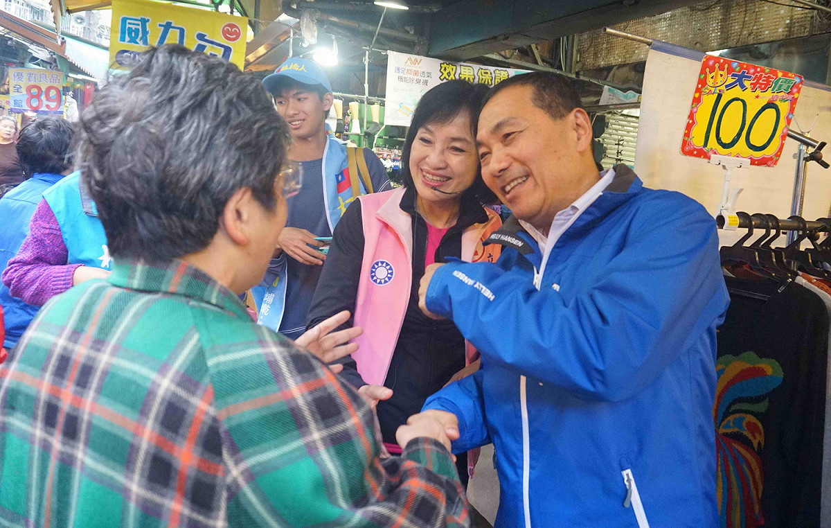 新北市長侯友宜上午陪同國民黨第7選區立委柯志恩，到板橋興隆市場掃街拜票，力拚重現藍天。 圖：柯志恩競選總部提供