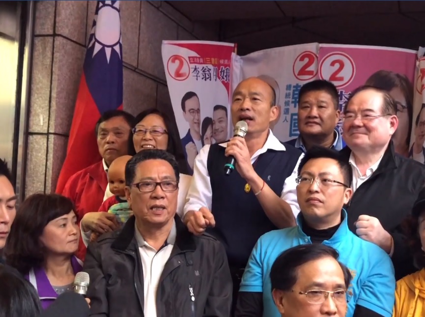 韓國瑜來到新北三重區為國民黨推薦的無黨籍候選人李翁月娥站台時，喊話「三重贏、全省都會贏」。 圖:翻攝自李翁月娥臉書