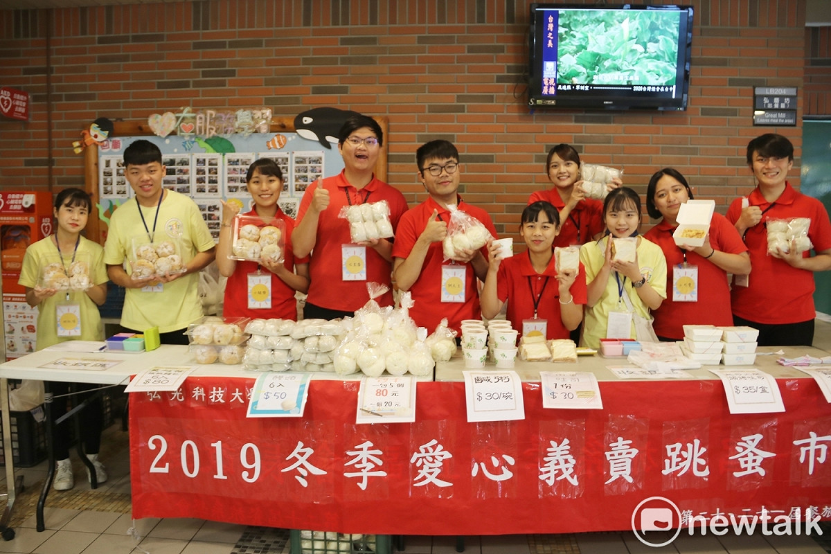 弘光科大餐旅系學生連續五周義賣、辦聖誕餐會助弱勢。 圖：唐復年/攝