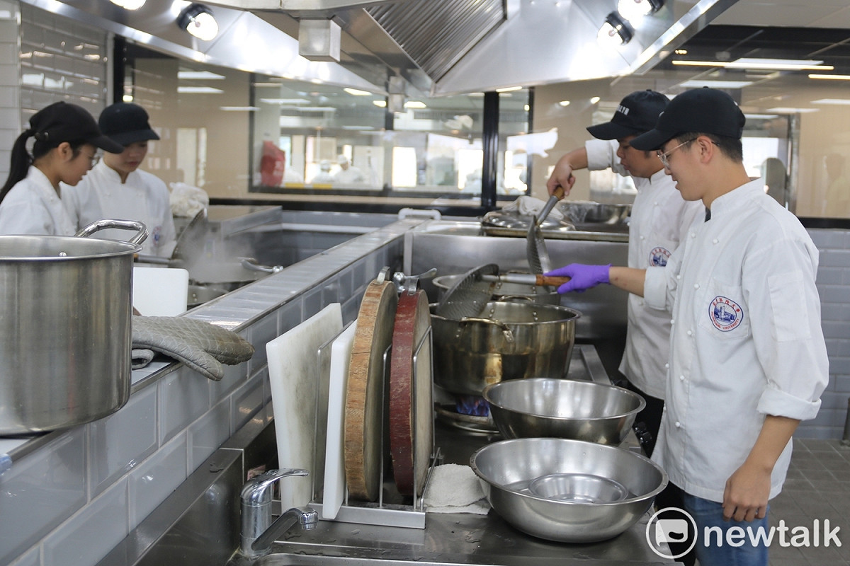 弘光科大餐旅系學生犧牲假期準備食材義賣。 圖：唐復年/攝