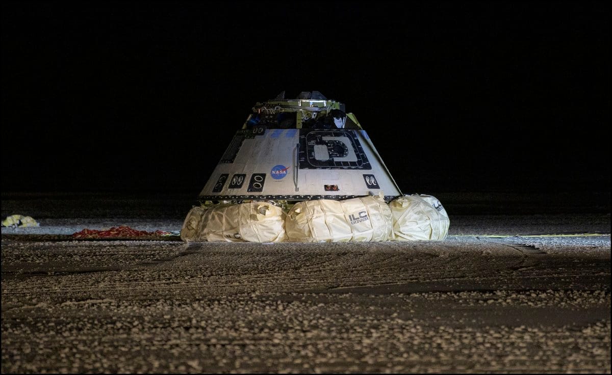 美國「星際飛機」太空船因為計時裝置出錯，被拍提早6天返航，當地時間22日晚平安降落在墨西哥州白沙沙模。 圖：翻攝自NASA推特