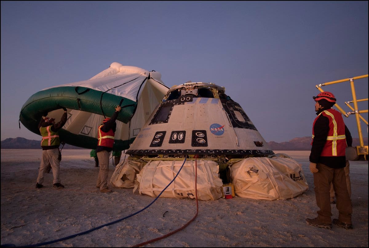 美國「星際飛機」太空船平安降落在墨西哥州白沙沙模，工作人員迫不及待進行檢查。 圖：翻攝自NASA推特