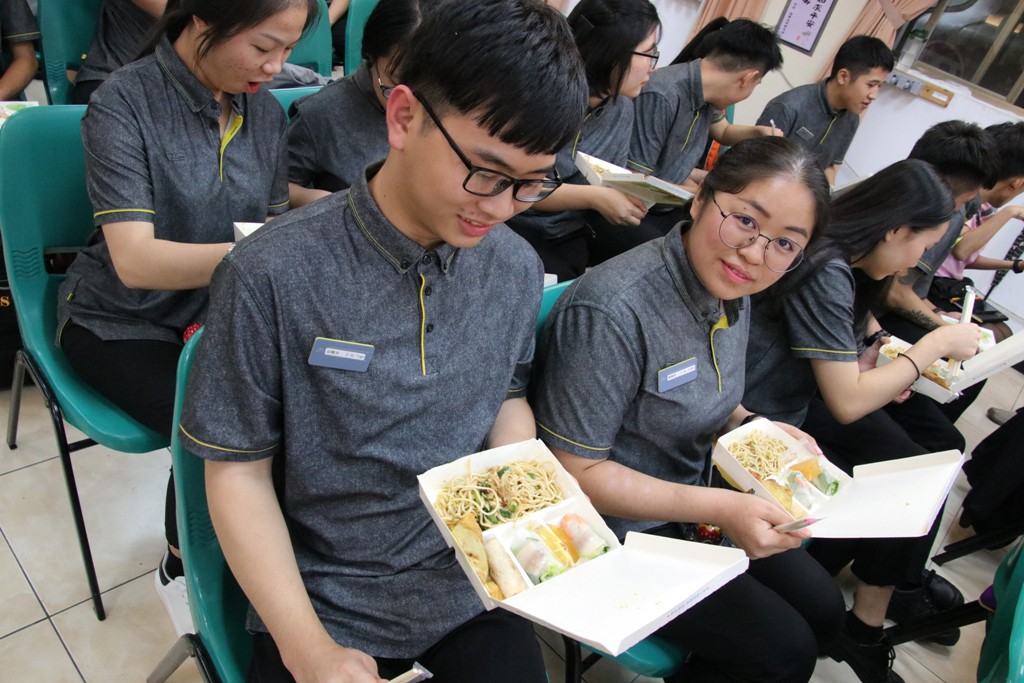 外生吃到家鄉味食物的時候，既驚訝又開心。 圖：移民署提供