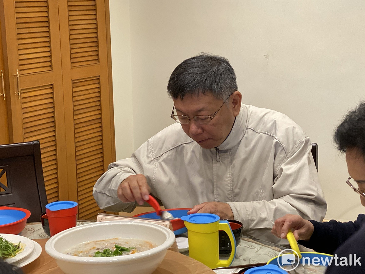 台北市長柯文哲今出席北市推動高職照服科連結機構產學合作簽約儀式。 圖：周煊惠 / 攝