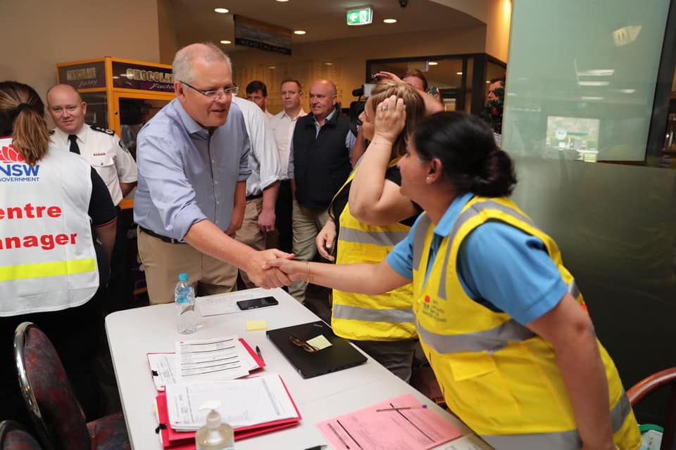 莫里森回國後，到處慰問幫忙災情的工作人員。 圖：翻攝自Scott Morrison (ScoMo)臉書