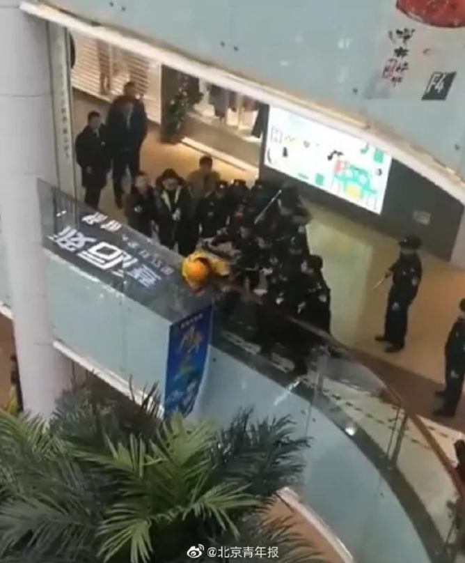 外送員試圖翻越護欄跳樓，但被保安制止 圖 : 翻攝自北京青年報