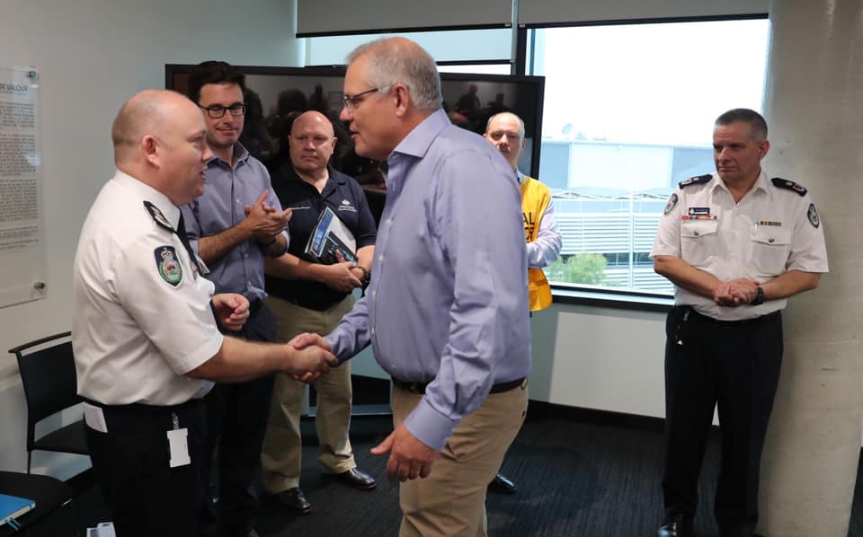 莫里森親自前往消防單位做慰問。 圖：翻攝自Scott Morrison (ScoMo)臉書