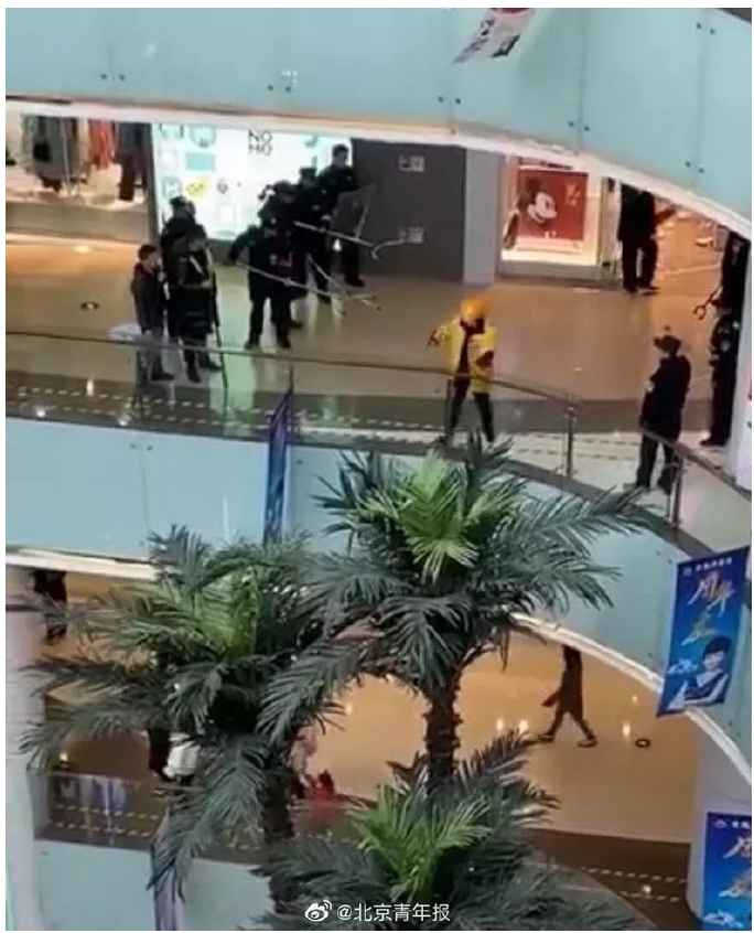 武漢殺人的外送員遭到警方人員圍捕 圖 : 翻攝自北京青年報
