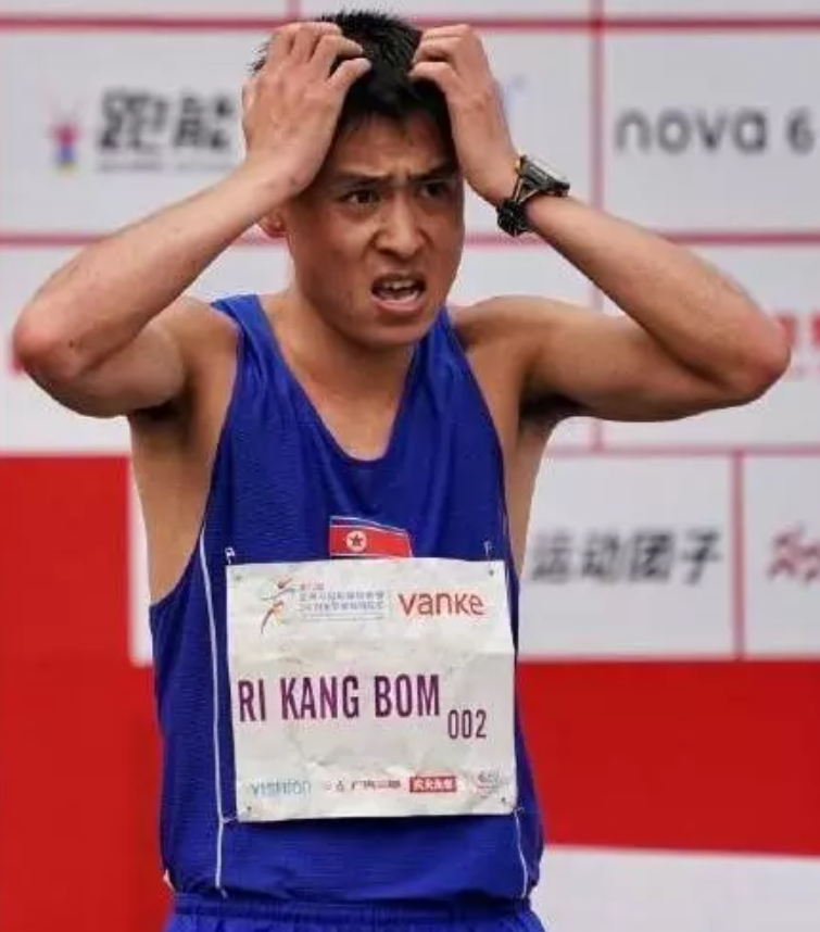 朝鮮選手RI KANG BOM因跑錯路，錯失冠軍。 圖：翻攝自微信