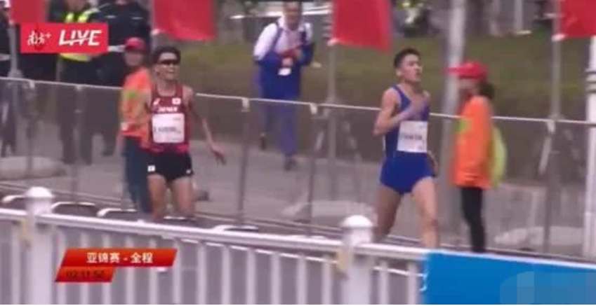 RI KANG BOM原本領先日本選手神也大地幾十米的距離。 圖：翻攝自微信
