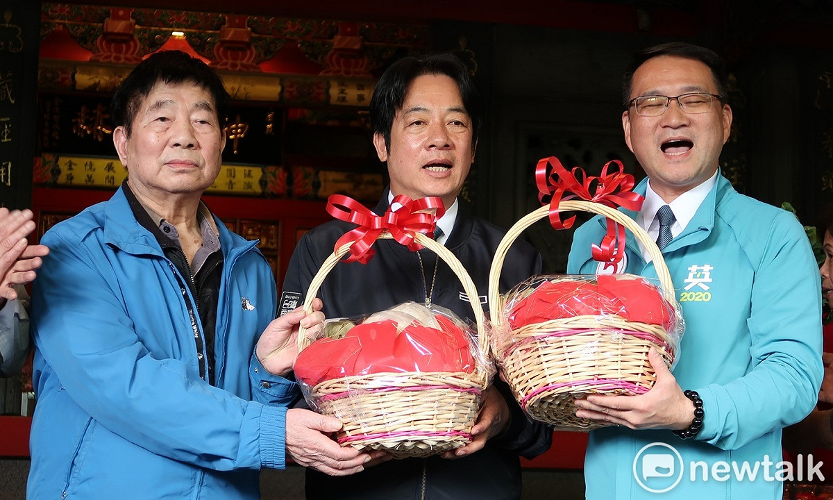 民進黨副總統候選人賴清德（中）與文山區立委候選人阮昭雄23日接受寶藏巖廟方致贈粽子。 圖：林朝億/攝
