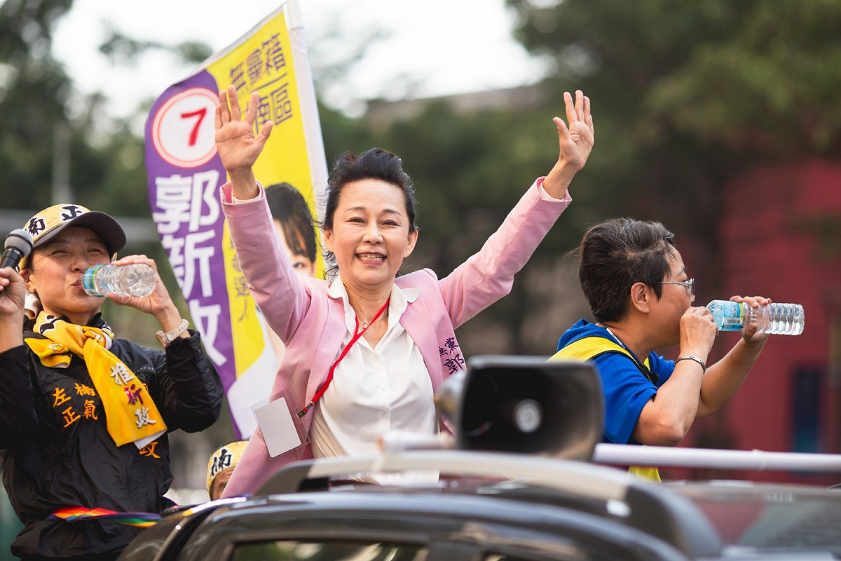 空降左楠的郭新政勤跑基層爭取在地人認同。 圖：郭新政競選總部/提供