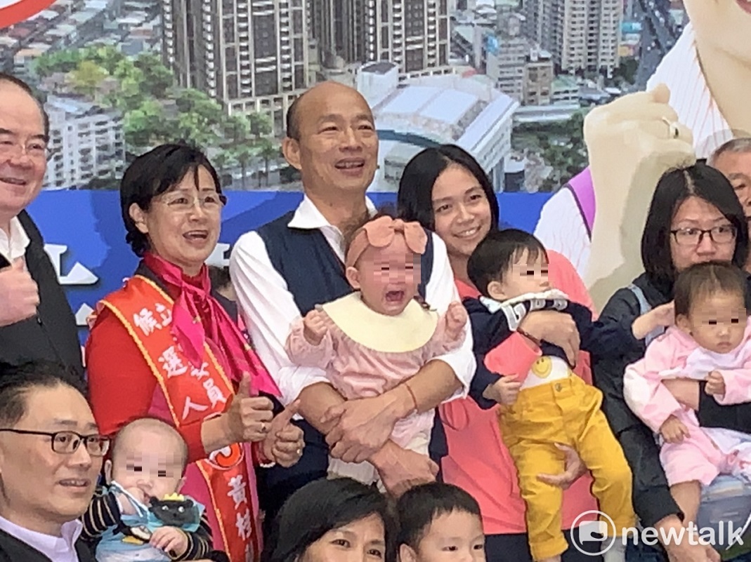 韓國瑜今陪同黃桂蘭出席寶寶爬行比賽活動，想要抱女娃合影，女娃卻大哭。 圖：陳佩君／攝