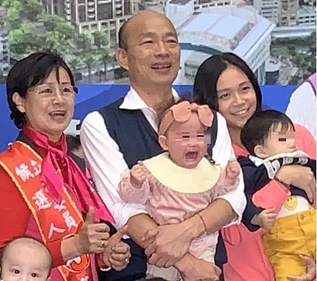 國民黨總統候選人韓國瑜22日與國民黨立委參選人黃桂蘭一同出席寶寶爬行賽，韓國瑜抱的嬰兒被嚇到嚎啕大哭。 圖：陳佩君／攝（資料照）