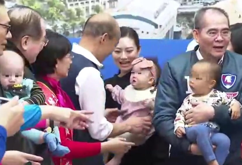 韓辦稱，韓國瑜抱起的女嬰，是媽媽親自抱給韓國瑜。 圖：擷取自UDN新聞網/韓國瑜競選辦公室提供