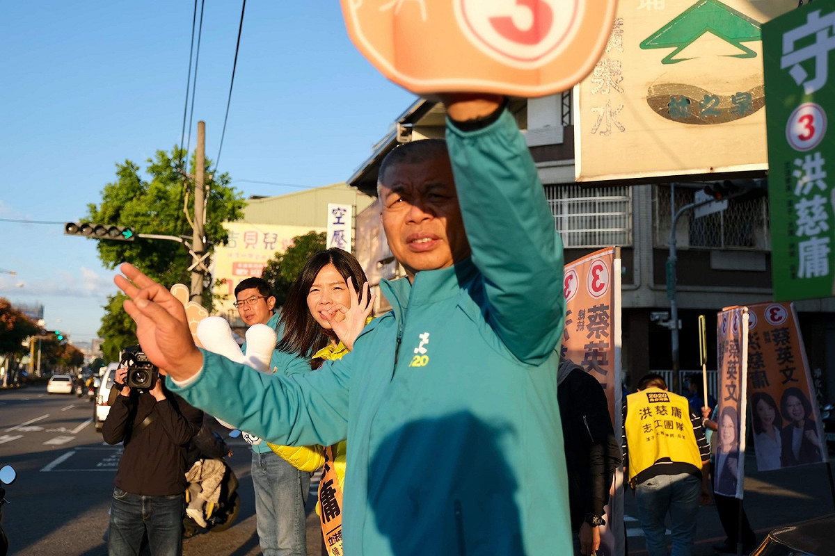 民進黨籍市議員蕭隆澤、周永鴻陪同洪慈庸、卓冠廷路口拜票。 圖：洪慈庸辦公室提供