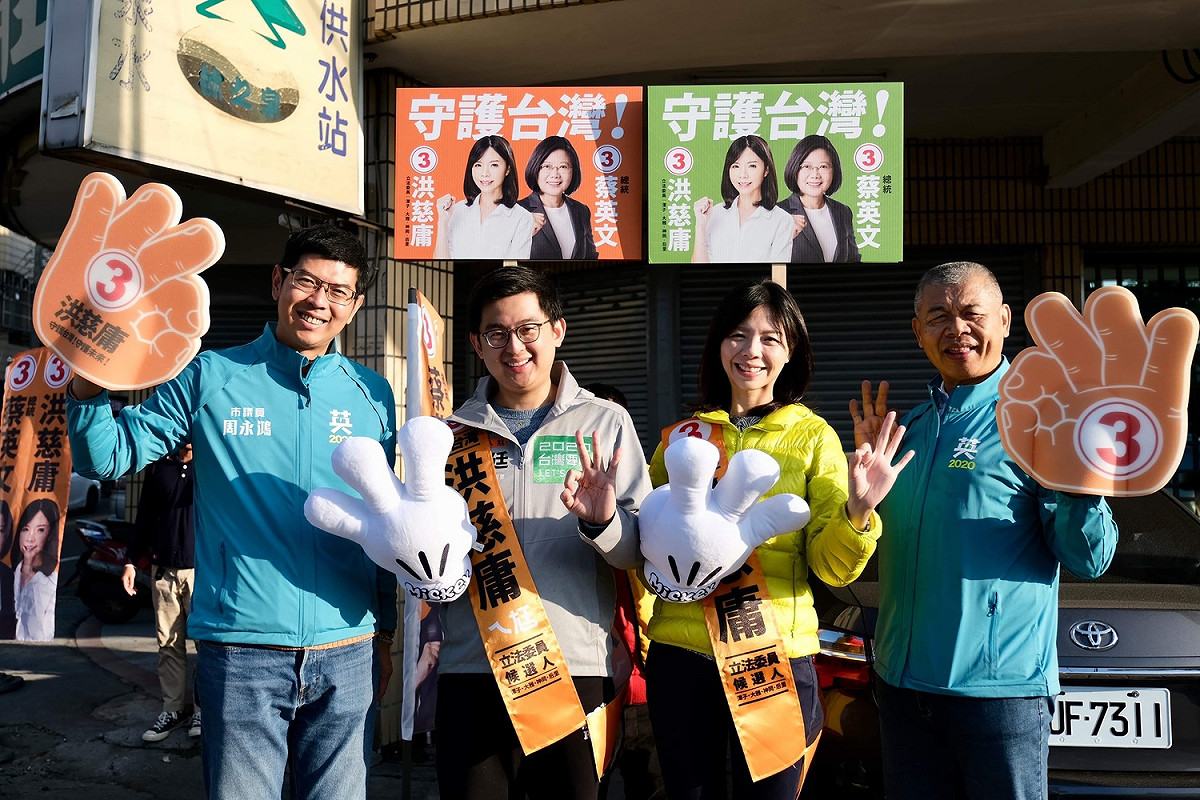 民進黨籍市議員蕭隆澤、周永鴻陪同洪慈庸、卓冠廷路口拜票。 圖：洪慈庸辦公室提供