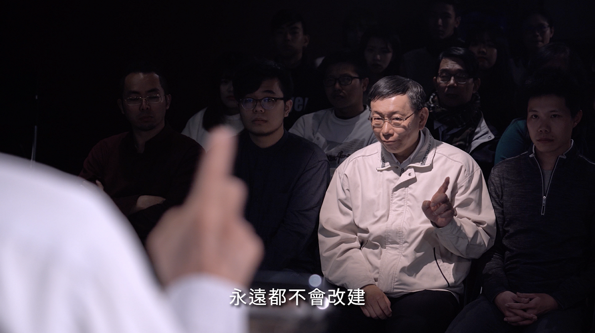 2014年當選市長時在台上謝票穿經國夾克的柯文哲。 圖：翻攝影片