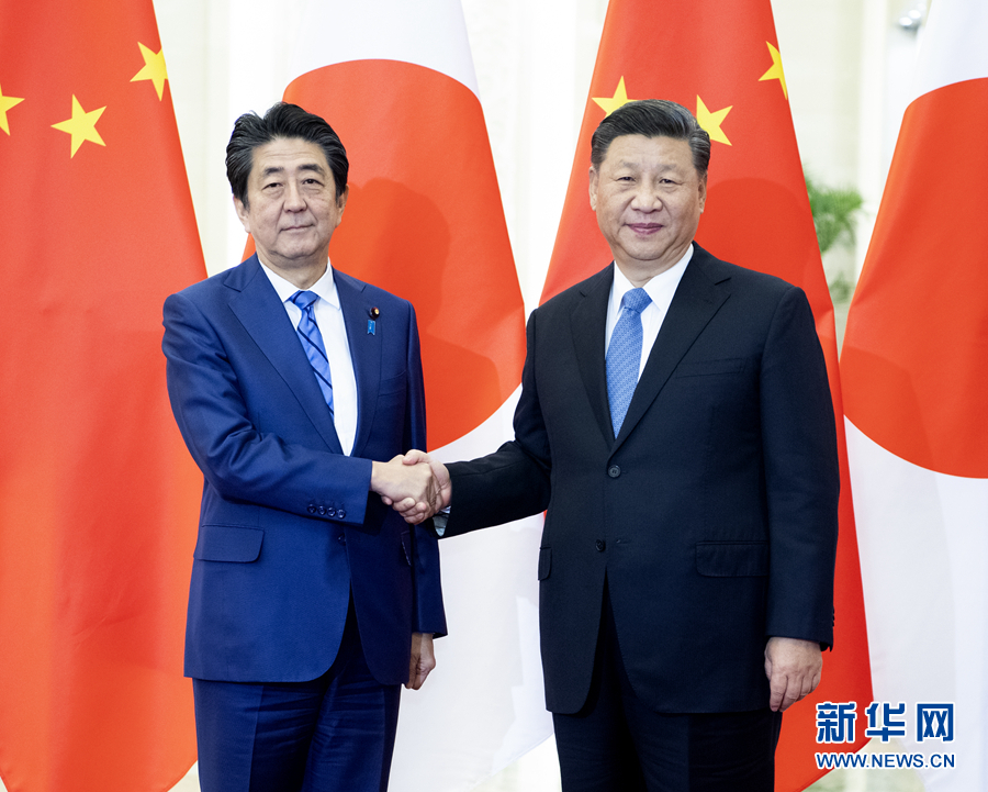 日本首相安倍晉三（左）今晚與中國國家主席習近平會談。 圖：翻攝新華網