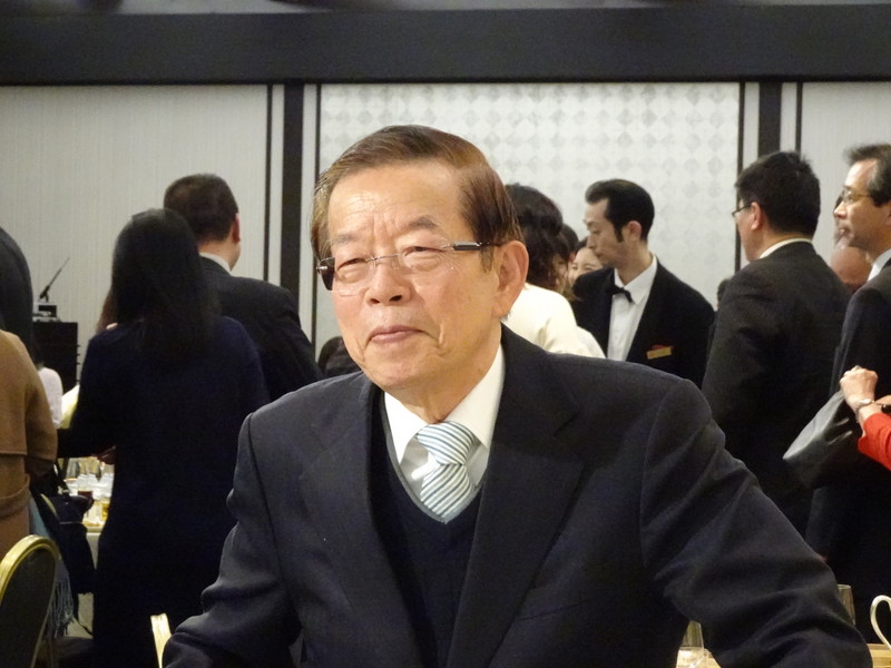 駐日代表謝長廷23日晚間出席駐日代表處年終尾牙後，被媒體問及日本前駐台代表沼田幹夫評估台灣總統大選兩大黨候選人票數差距約5個百分點一事，謝長廷說，尊重沼田的意見，選舉不能大意。 圖：中央社提供