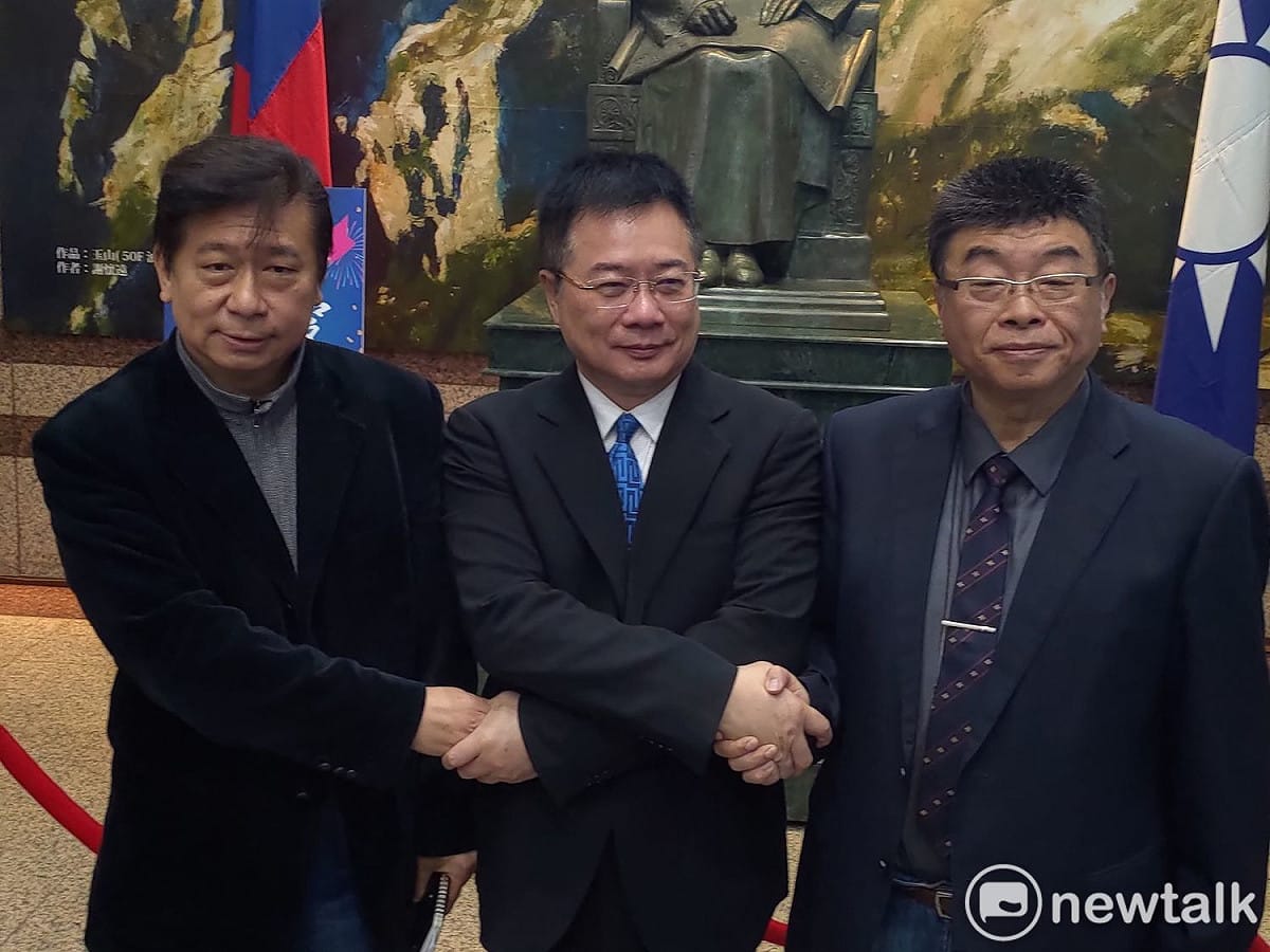 左起：國民黨副秘書長張顯耀、蔡正元、新黨不分區立委候選人邱毅，組成「耀正毅」連線。 圖：黃建豪/攝