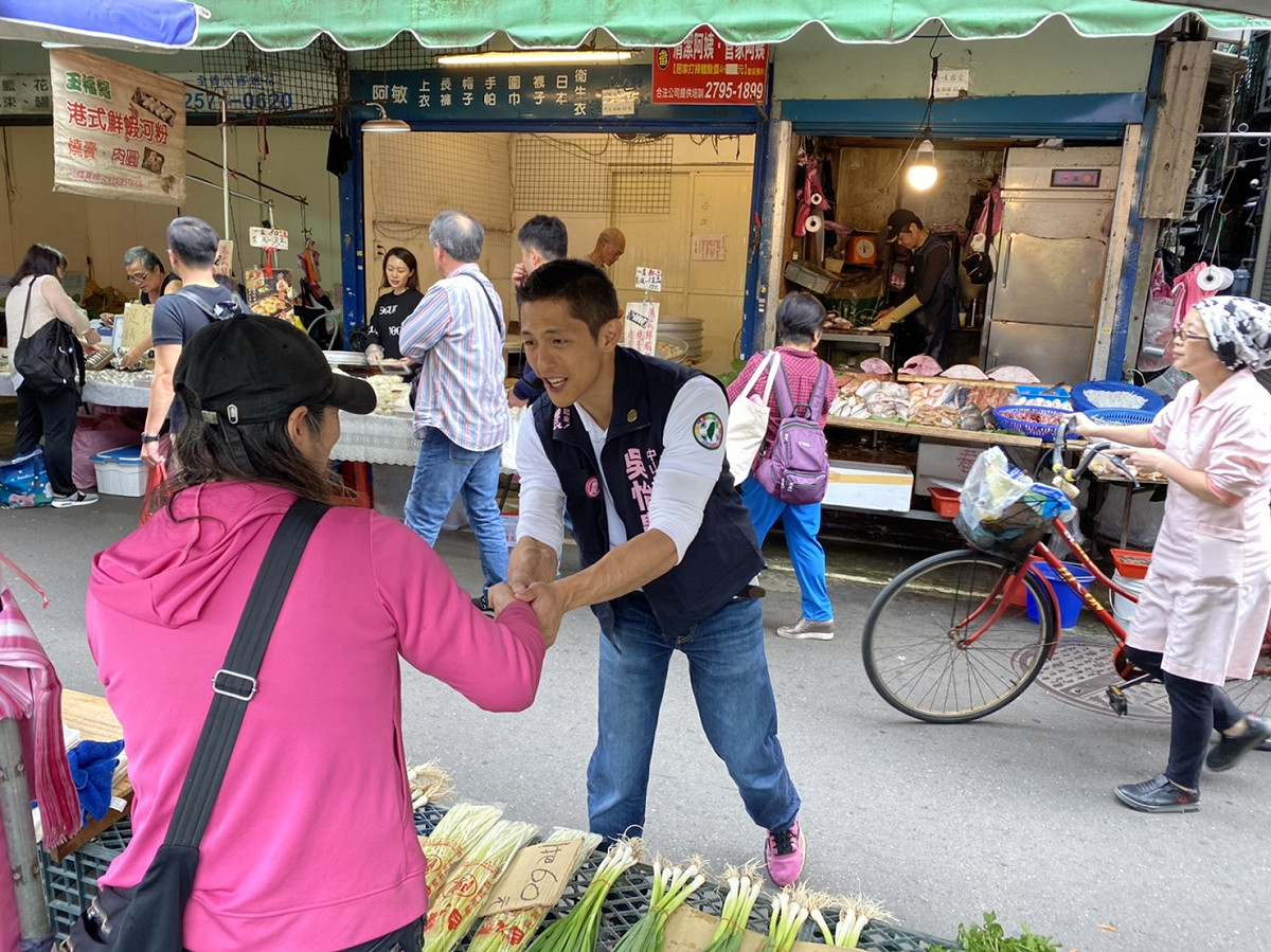 民進黨立委候選人吳怡農今（24）天一早到謙和市場掃街拜票。 圖：吳怡農競辦提供