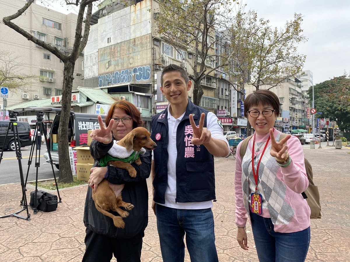 吳怡農向支持者喊話，離勝選只差一點點，希望大家與自己一起努力。 圖：吳怡農競辦提供