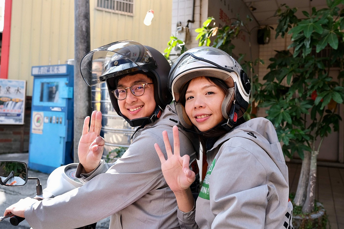 騎歐兜邁「追垃圾車」拜票，洪慈庸偕同夫婿卓冠廷和鄉親搏感情。 圖：洪慈庸辦公室／提供