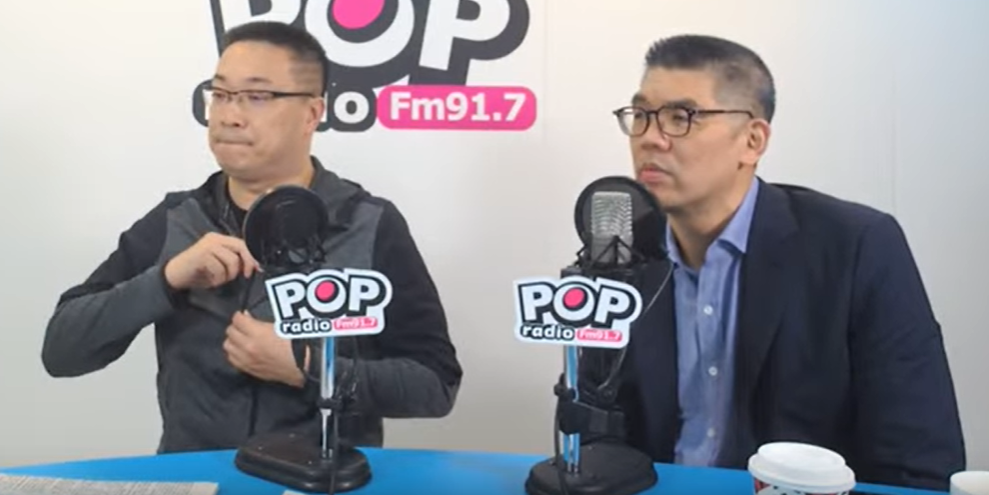 國民黨中央委員連勝文(右一)受《POP搶先爆》專訪，表示香港反送中事件延燒，很難推斷誰選總統比較有利。 圖：翻攝自《POP搶先爆》youtube