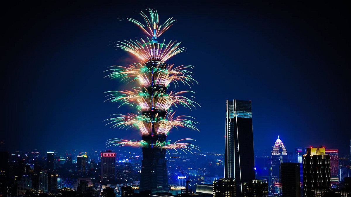 年底將至，今年的101煙火卡位戰開跑！《新頭殼》整理了8處101周邊最佳煙火拍攝點，不論山上、城市、輕鬆拍或是一級煙火戰區全都包。 圖：翻攝自台北101臉書（資料照）