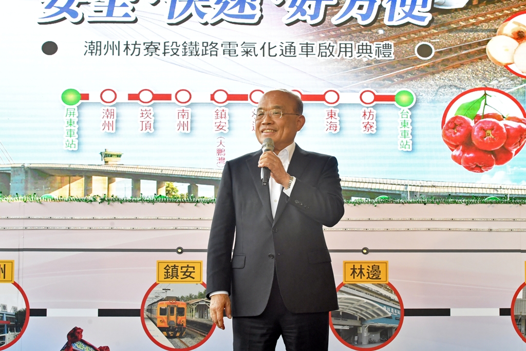 行政院長蘇貞昌23日親身體驗南迴鐵路潮州至枋寮段電氣化通車。 圖：行政院提供