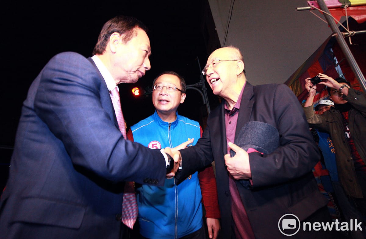 吳伯雄、吳志揚父子親自迎接郭台銘。 圖：林昀真／攝