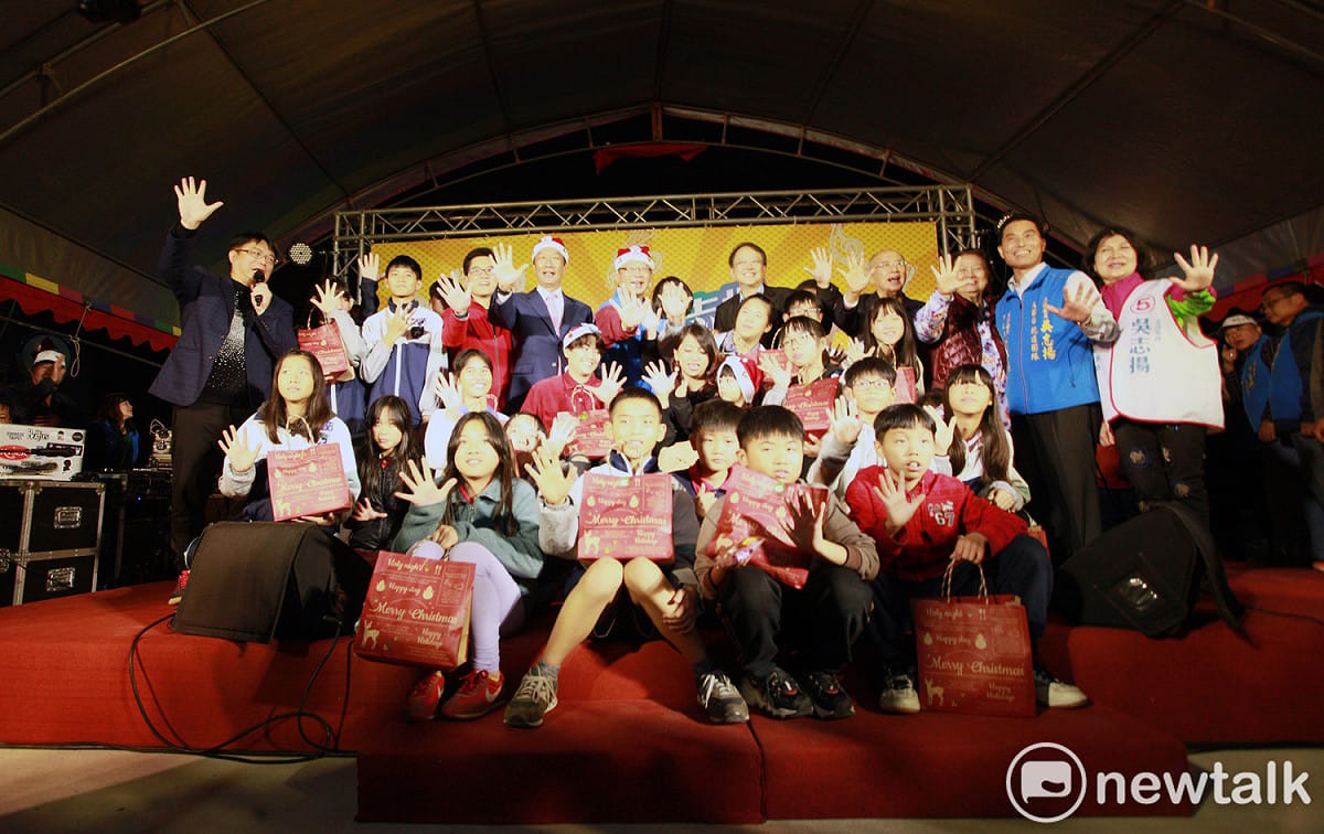 郭台銘今(24)日晚間與前台東縣長黃健庭一同到桃園為吳志揚站台。 圖：林昀真／攝