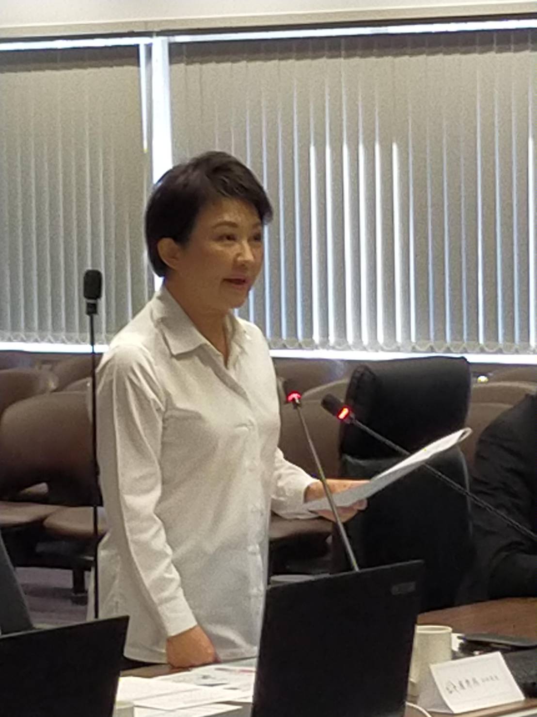 台中市長盧秀燕25日主持低碳城市推動委員會前表示，台電無視自治條例，持續讓中火超量燃煤，市府必須依法行政。 圖：唐復年/攝