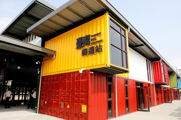 台南轉運站今天正式啟用，搭乘和欣、統聯及國光客運的乘客，上車地點從北門路改為轉運站。 圖：台南市政府／提供