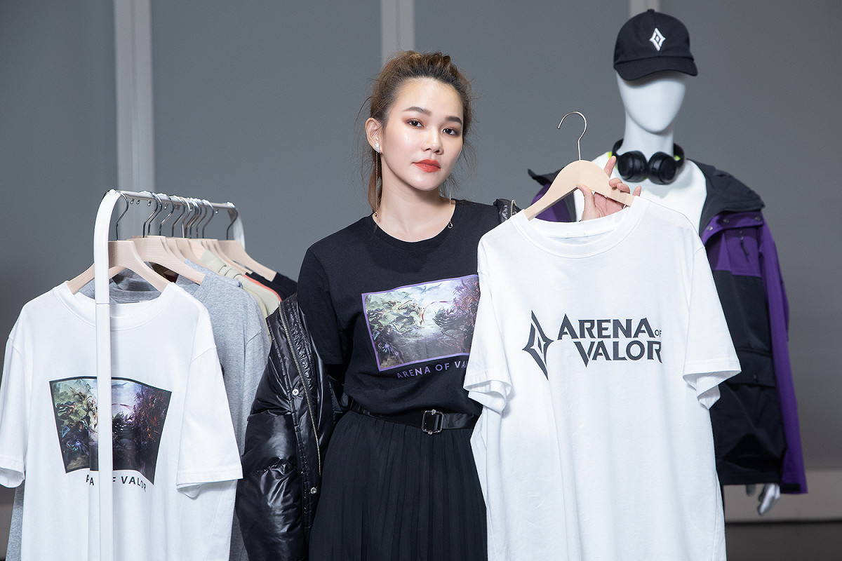 Helen Chen 穿著《傳說對決》經典英雄對戰畫面聯名服飾，詮釋遊戲與時尚的跨界潮流 圖：Garena/提供