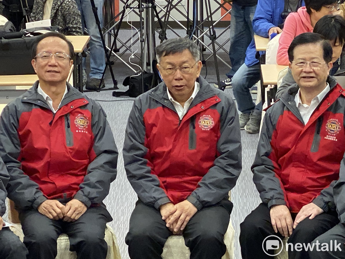 台北市長柯文哲（中）、衛生局長黃世傑（右）、警察局長陳嘉昌（左）。 圖：周煊惠 ／攝