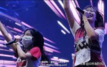泰國女子團體BNK48中，本名為比查亞帕（Pichayapa Natha）的成員Namsai在為電視演出彩排時，穿著有納粹圖案的紅黑色上衣，遭到批評。 圖 : 翻攝自微信 公孫龍的白馬