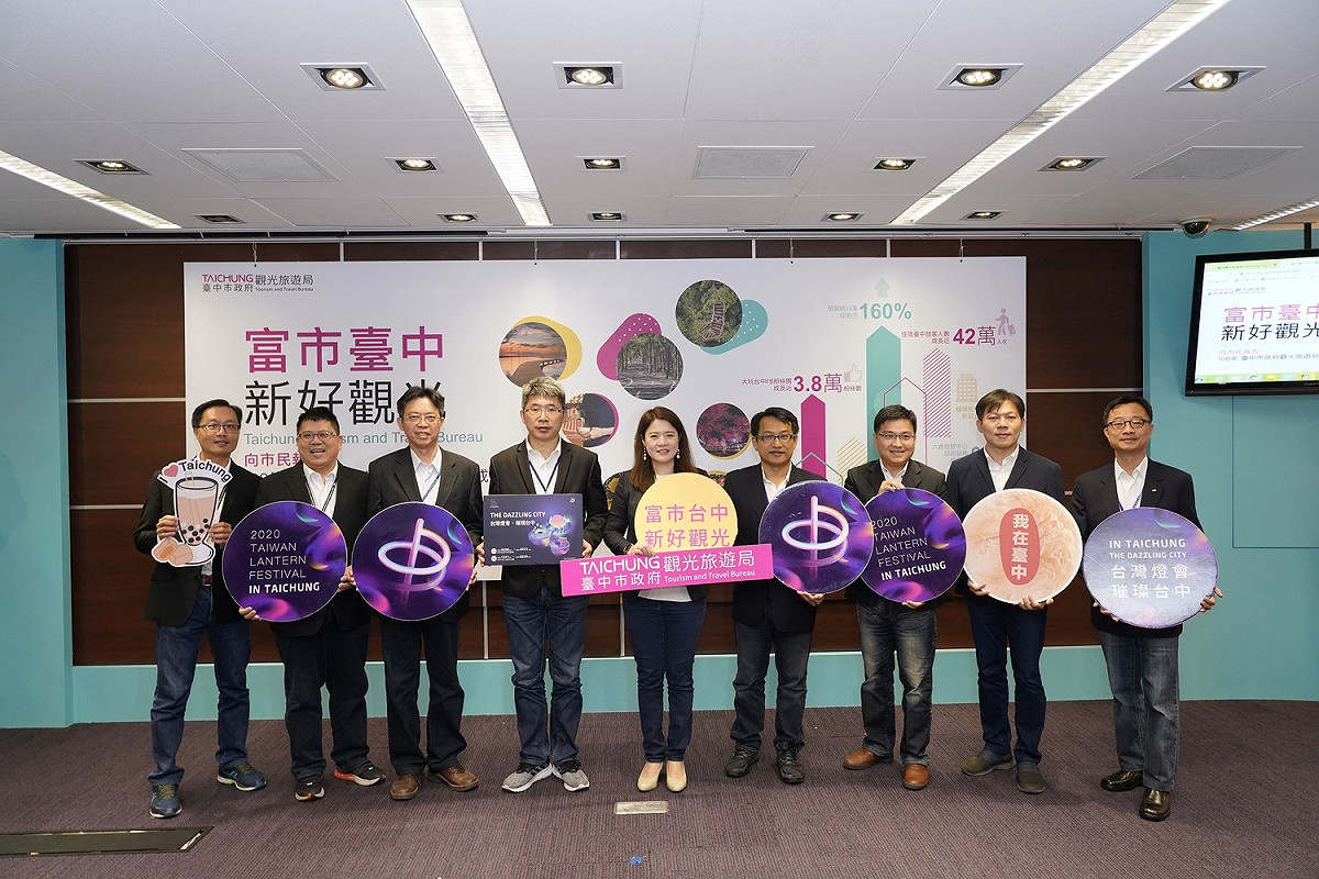 林筱淇與中市府觀旅局一級主管。 圖：台中市政府/提供