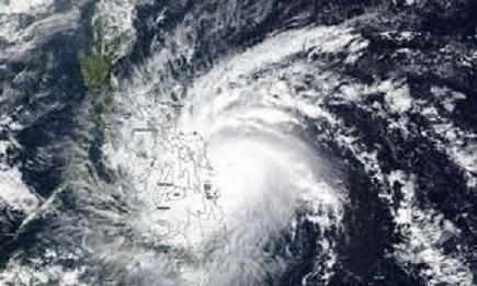 NASA衛星所拍攝的巴逢(Phanfone)颱風動態。 圖 : 翻攝自phys.org