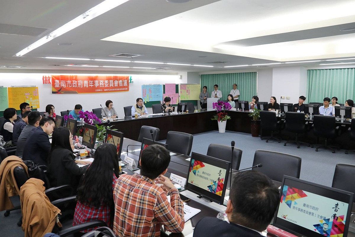 台南市長黃偉哲率市府主管與青年委員舉行會議。 圖：黃博郎／攝