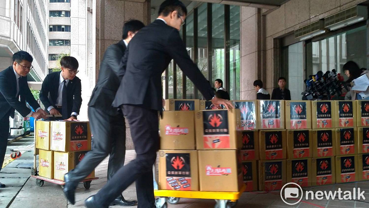 公民團體今天送交3萬份罷免書。 圖：陳佩君／攝