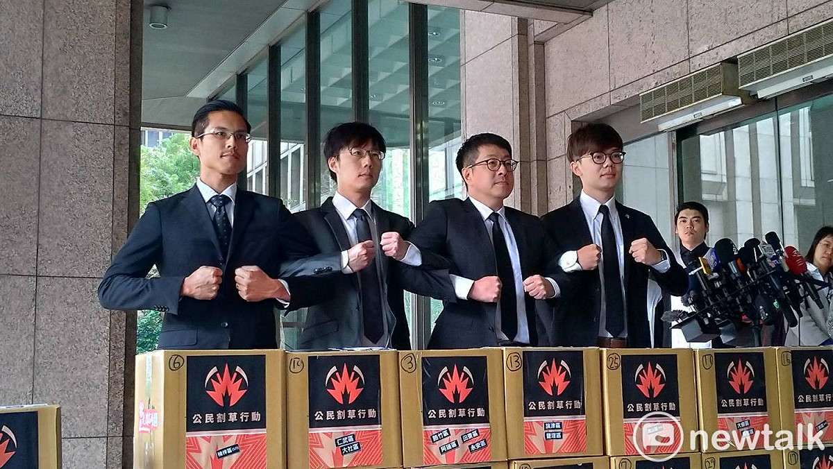 公民團體今天送交罷免書，高喊「光復高雄、保衛台灣！」宣示其決心。 圖：陳佩君／攝