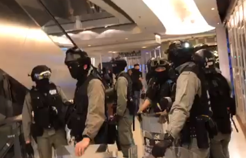 港警在晚間10時在觀塘APM商場展開強力壓制。 圖:翻攝立場新聞臉書直播