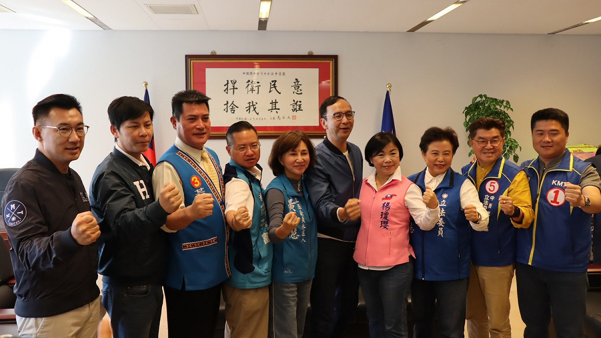 朱立倫上午率九名藍營立委候選人在台中市議會國民黨團接手棒打中火。 國民黨團/提供