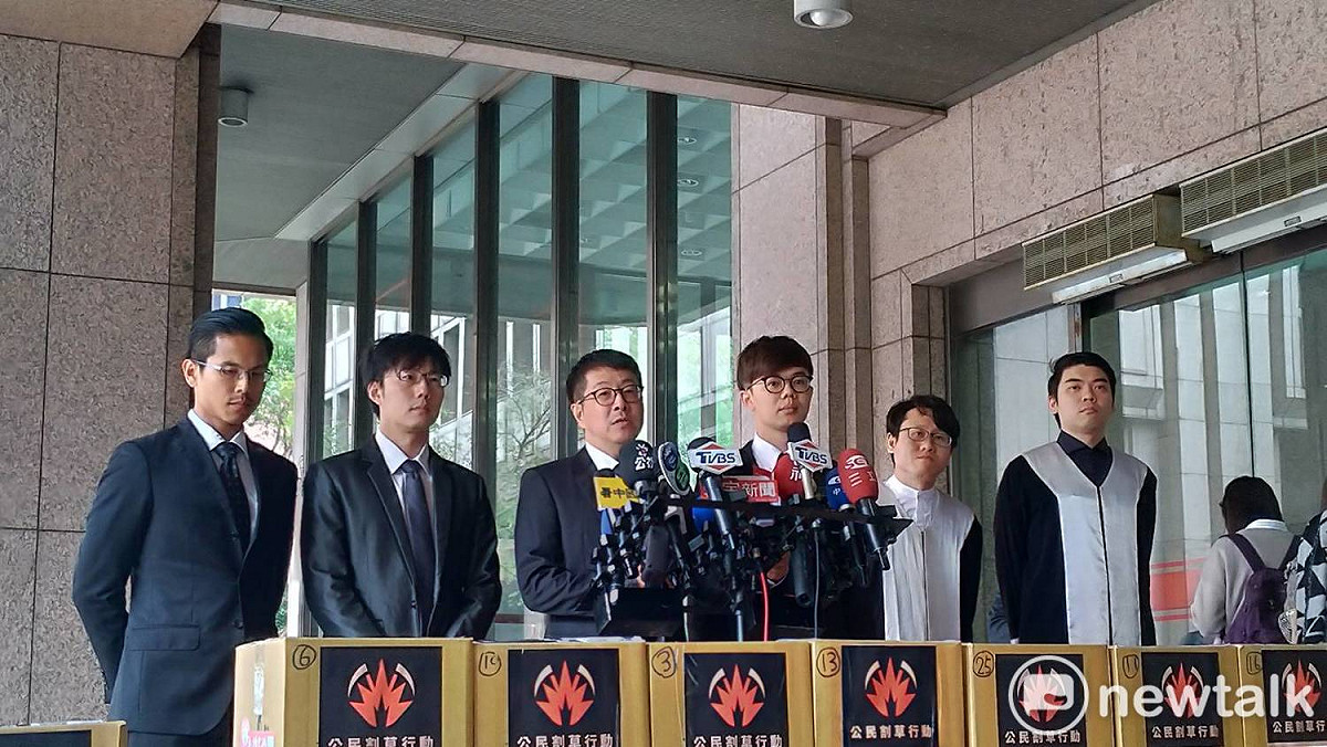 罷韓團體今天送罷免書至中選會。 圖:陳佩君/攝