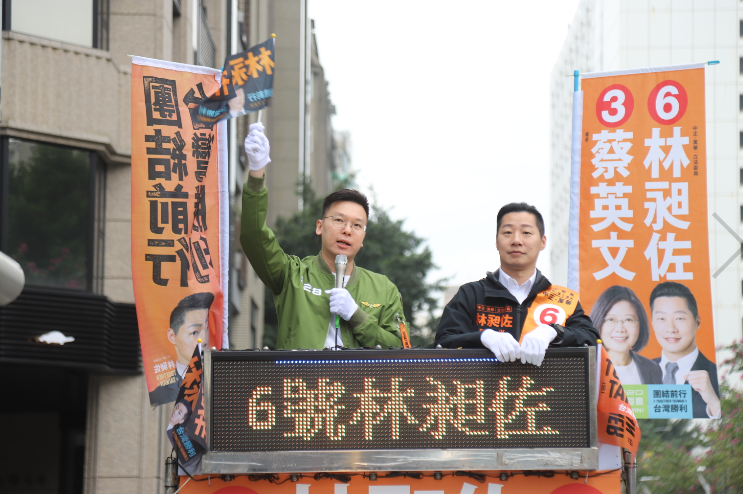林飛帆今陪同林昶佐車隊掃街。 圖：林昶佐辦公室/提供