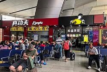 中國快餐品牌真功夫長期使用以武打巨星李小龍為概念的商標，近日被李小龍的女兒李香凝為法人代表的公司向上海法院提告侵權，索賠人民幣2.1億元（約合新台幣9億元）。 圖 : 翻攝自維基百科