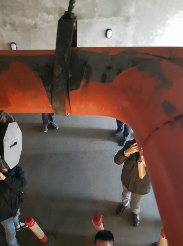 南港國宅再度確認造假。管線依約該換卻沒換，但廠商錢卻照領。 圖：翻攝自黃國昌臉書